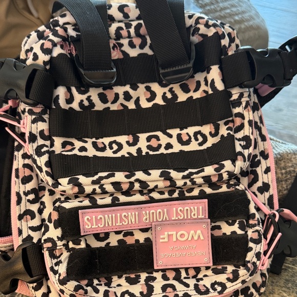 Wolf Leopard Print Backpack - Picture 4 of 10